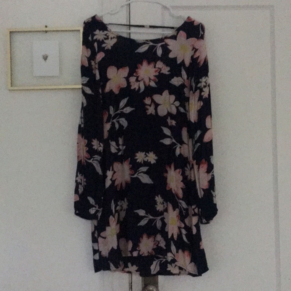 Billabong dress w/ partial cut out back